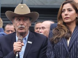 El expresidente de México Vicente Fox (i) habla junto a Verónica Ruffo, hija del exgobernador de Baja California Ernesto 