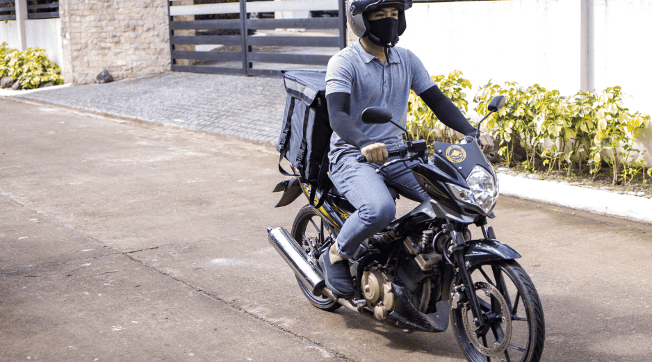 La evolución de los lubricantes para motocicletas ha llevado a las marcas a desarrollar fórmulas cada vez más sofisticadas para combatir el desgaste urbano. CANVA