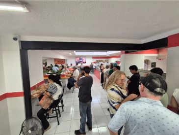 Poco más de dos mil 500 personas fueron las que participaron e hicieron la aportación para la donación en las siete sucursales de "Tortas Toño". EL INFORMADOR/M. Hernandez