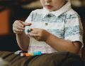 El estudio es especialmente relevante para el aproximadamente 30 % de las personas con autismo profundo, muchas de las cuales presentan mutaciones raras y de gran impacto en genes de riesgo de autismo ya identificados. Unsplash