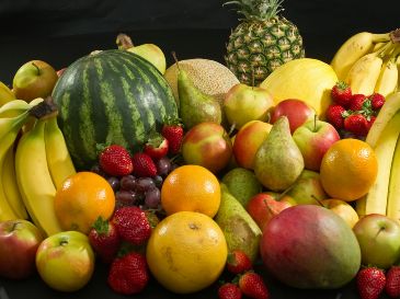 Descubre por qué los especialistas en nutrición sugieren evitar el consumo exclusivo de fruta por la mañana y cómo combinarla para obtener energía duradera. Unsplash