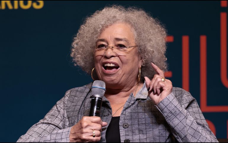 La activista y academica estadounidenses por los derechos civiles, Angela Davis, habla en el evento 