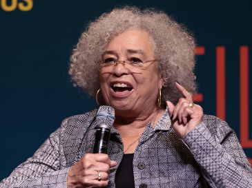 La activista y academica estadounidenses por los derechos civiles, Angela Davis, habla en el evento "Abolición, feminismo, ¡ahora!". EFE/J. Mendez