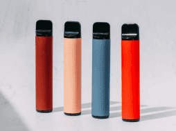 La legislación se enfoca específicamente en los cigarrillos electrónicos de un solo uso que contienen productos de tabaco y tienen baterías integradas, eximiendo de la prohibición a los dispositivos destinados al consumo de cannabis. ESPECIAL
