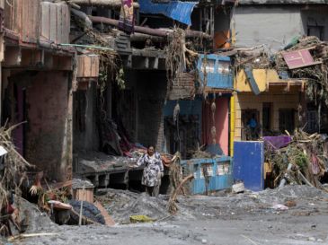 Videos del desastre mostraron cómo la gente corría antes de ser tragados por la crecida que destruyó puentes y edificios. EFE/N. SHRESTHA