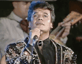 Su estilo extravagante y carismático desafió las normas y estándares de la industria musical latina de su época, abriendo camino para la expresión libre en los escenarios. SUN / ARCHIVO