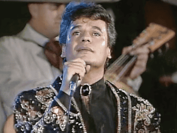 Su estilo extravagante y carismático desafió las normas y estándares de la industria musical latina de su época, abriendo camino para la expresión libre en los escenarios. SUN / ARCHIVO