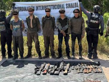 Entre lo asegurado están 11 vehículos, 33 armas de fuego largas, seis artefactos explosivos, una granada, cartuchos y cargadores. X/GabSeguridadMX