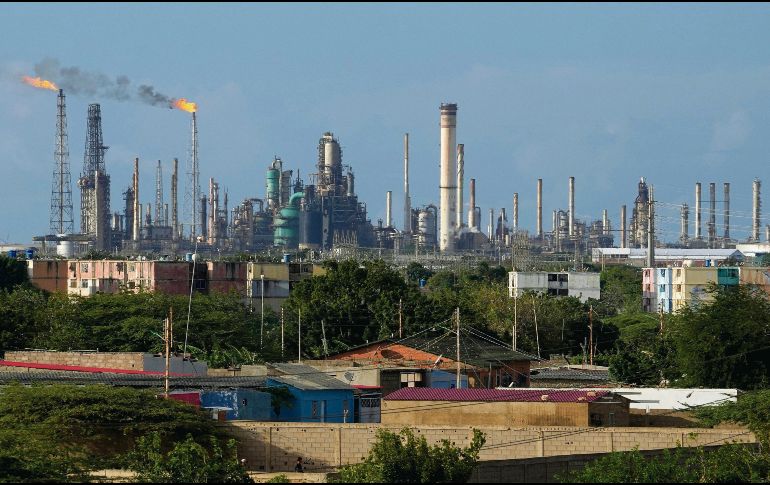 Delcy Rodríguez señala que la inyección de capital estadounidense permitirá sanear la industria petroquímica de la nación sudamericana. AP