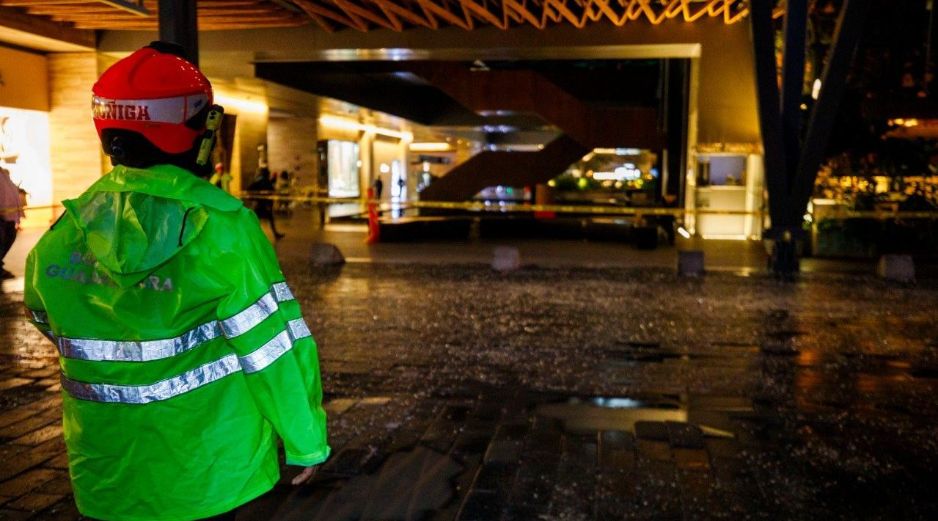 La tormenta de esta tarde provocó la caída de al menos 13 árboles y daños en plazas comerciales de Zapopan y Guadalajara. ESPECIAL/PC y Bomberos de GDL.