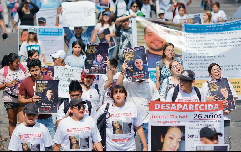 Familias de personas desaparecidas marcharon por las calles de Guadalajara para exigir la búsqueda, la justicia y las respuestas a las autoridades. EFE