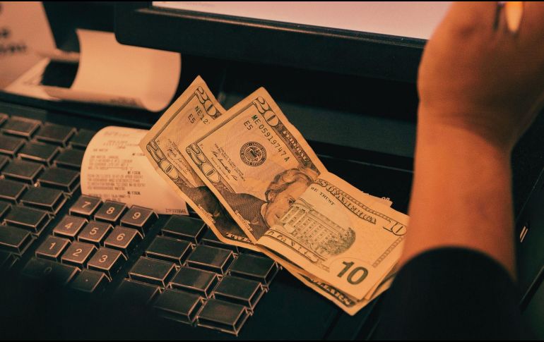 El precio del dólar vuelve a posicionarse por encima de los 17 pesos por unidad; revisa su costo en las diferentes sucursales bancarias de México. EFE / ARCHIVO