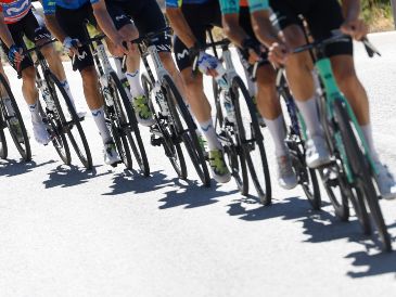 Emi, parte del A.R. Monex Pro Cycling Team U17, el mismo equipo que proyectó a Isaac del Toro a los reflectores de Europa, fue la primera en completar el circuito en Italia. EFE / ARCHIVO