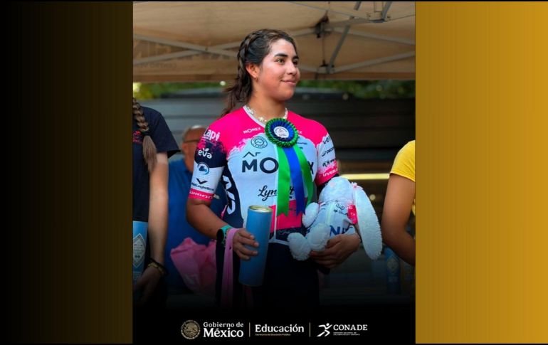Emi, parte del A.R. Monex Pro Cycling Team U17, el mismo equipo que proyectó a Isaac del Toro a los reflectores de Europa, fue la primera en completar el circuito en Italia. X / @conadeoficial