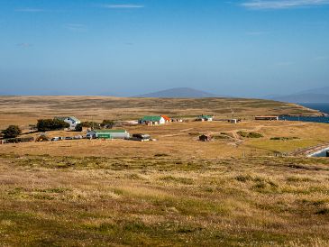 En 2013, las cerca de tres mil personas que viven en las Malvinas apoyaron en un referéndum, con más del 99%, seguir como territorio británico. UNSPLASH