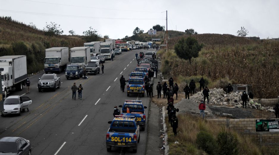 Transportistas guatemaltecos cerraron este lunes las carreteras y la frontera con México en protesta por el alto costo de los combustibles. AFP/J. Ordonez