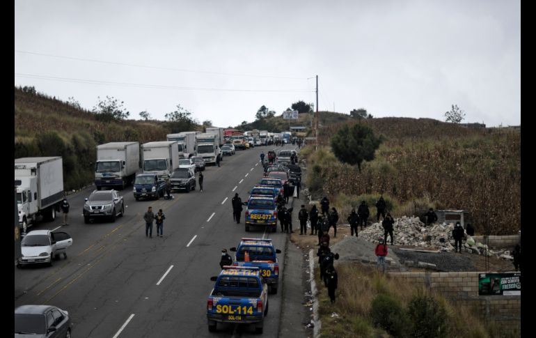 Transportistas guatemaltecos cerraron este lunes las carreteras y la frontera con México en protesta por el alto costo de los combustibles. AFP/J. Ordonez