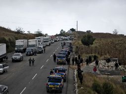 Transportistas guatemaltecos cerraron este lunes las carreteras y la frontera con México en protesta por el alto costo de los combustibles. AFP/J. Ordonez