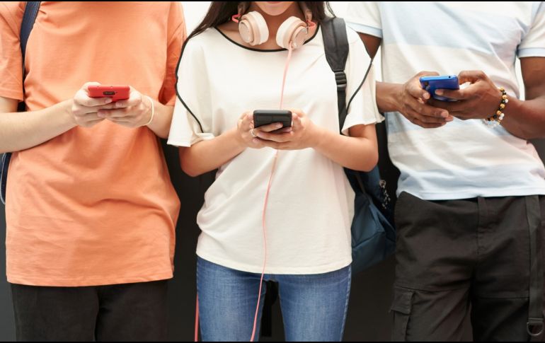 Alrededor de 40 por ciento de los docentes señaló que sus alumnos llevan celulares a los planteles, mientras que el 24 por ciento reportó la presencia de relojes inteligentes. ESPECIAL/CANVA.
