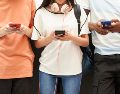 Alrededor de 40 por ciento de los docentes señaló que sus alumnos llevan celulares a los planteles, mientras que el 24 por ciento reportó la presencia de relojes inteligentes. ESPECIAL/CANVA.
