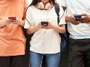 Alrededor de 40 por ciento de los docentes señaló que sus alumnos llevan celulares a los planteles, mientras que el 24 por ciento reportó la presencia de relojes inteligentes. ESPECIAL/CANVA.