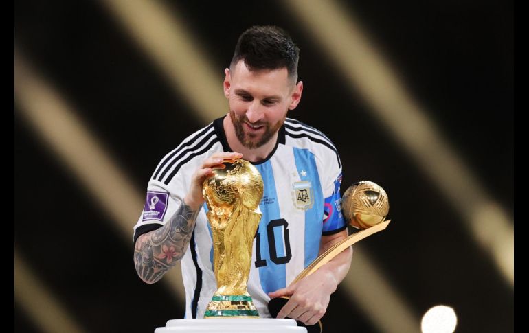 El capitán levantó finalmente la Copa del Mundo. La imagen de Messi con el trofeo en las manos en el estadio Lusail cerró la discusión que durante años había acompañado su carrera. EFE