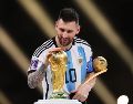 El capitán levantó finalmente la Copa del Mundo. La imagen de Messi con el trofeo en las manos en el estadio Lusail cerró la discusión que durante años había acompañado su carrera. EFE