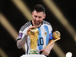 El capitán levantó finalmente la Copa del Mundo. La imagen de Messi con el trofeo en las manos en el estadio Lusail cerró la discusión que durante años había acompañado su carrera. EFE