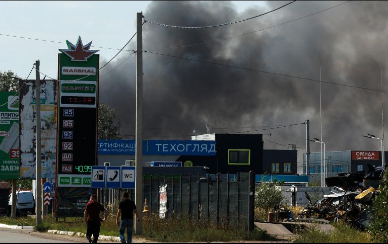 Incendio en un lugar atacado por Rusia, cerca de Kiev. EFE/S. Dolzhenko