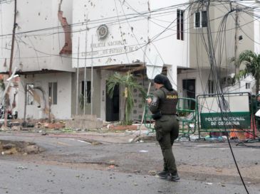 Además de las víctimas, el estallido causó afectaciones en la infraestructura policial y el parque automotor, incluidas varias motocicletas. EFE/M. Caicedo