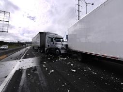 En el accidente estuvieron involucrados seis vehículos, entre ellos dos tráileres, un torton, dos camionetas de carga y un automóvil particular. ESPECIAL/PC y Bomberos de Jalisco