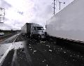 En el accidente estuvieron involucrados seis vehículos, entre ellos dos tráileres, un torton, dos camionetas de carga y un automóvil particular. ESPECIAL/PC y Bomberos de Jalisco