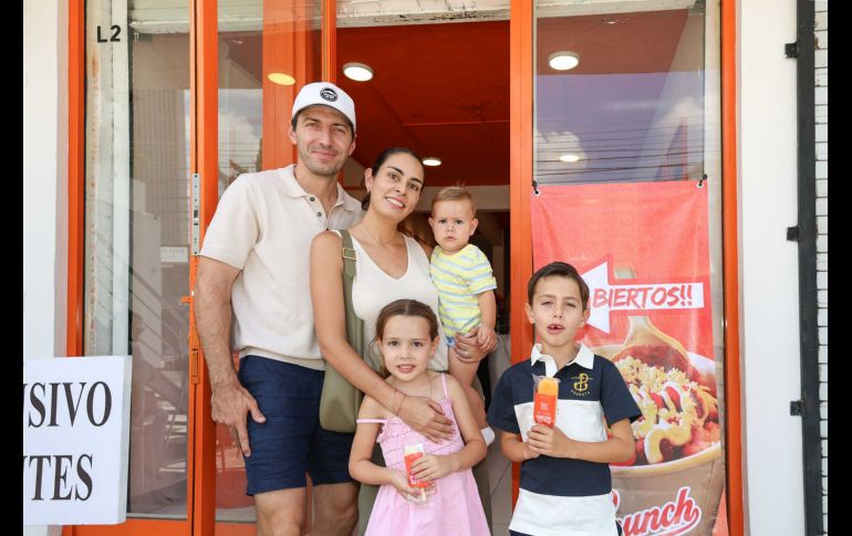 Mark Findaro, Ana Paula Morales, Luca, María y Nico Findaro. GENTE BIEN JALISCO /  Inauguración de Crunch Munch