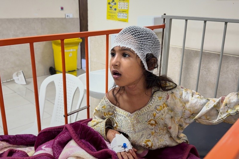 Una niña, que según la agencia noticiosa Tasnim resultó herida en un ataque estadounidense a una casa donde se celebraba una boda en Kuhestak, recibe tratamiento en un hospital en Menab. AP/M. Akhoondi