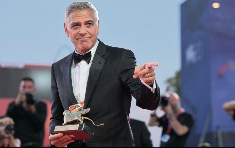 El actor y cineasta posa tras recibir el León de Oro a su trayectoria durante la ceremonia de inauguración del Festival Internacional de Cine de Venecia. AFP