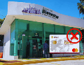 Miles de usuarios enfrentan diariamente un problema frustrante y repentino: la retención de su tarjeta bancaria al intentar retirar efectivo. ESPECIAL / CANVA