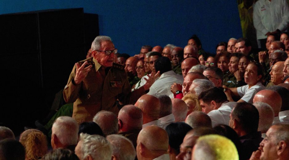 El líder cubano Raúl Castro pronuncia un discurso durante una gala que conmemora el centenario del nacimiento de su hermano Fidel Castro en el teatro Karl Marx de La Habana, Cuba, el jueves 13 de agosto de 2026. AP /Ramón Espinosa