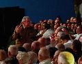 El líder cubano Raúl Castro pronuncia un discurso durante una gala que conmemora el centenario del nacimiento de su hermano Fidel Castro en el teatro Karl Marx de La Habana, Cuba, el jueves 13 de agosto de 2026. AP /Ramón Espinosa