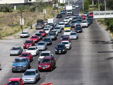 A la voz de "No son todos, nos faltan 3", los manifestantes bloquearon el Periférico e impidieron por varios minutos el paso de los vehículos y también del Peribús. EL INFORMADOR/ARCHIVO