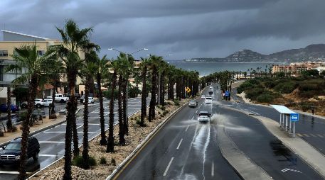 El huracán Marie se intensificó a categoría 2, generando lluvias intensas y oleaje elevado en el occidente de México. Autoridades suspendieron clases en municipios de Baja California Sur como medida preventiva. EFE/Archivo