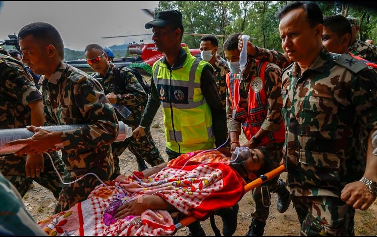 La actualización de las cifras coincidió con un hilo de esperanza debido a que equipos de emergencia lograron rescatar con vida a dos empleados que quedaron atrapados. EFE/EPA/N. Shrestha