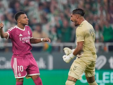 Kylian Mbappe se lamenta luego de que su penal fue atajado por Álvaro Valles. AP /J. BRETON