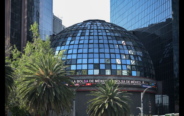 Al interior del mercado mexicano, destacaron las pérdidas semanales de las emisoras Gentera, Megacable, Chedraui, Televisa y Bimbo. AFP/ARCHIVO