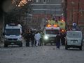 Personal medico atiende en la zona de explosión registrada en un cuartel militar en Viacha, Bolivia. EFE/ STR