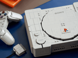 Al abrir la consola aparecen dos pequeños dioramas inspirados en juegos que hicieron historia en la primera PlayStation. PLAYSTATION