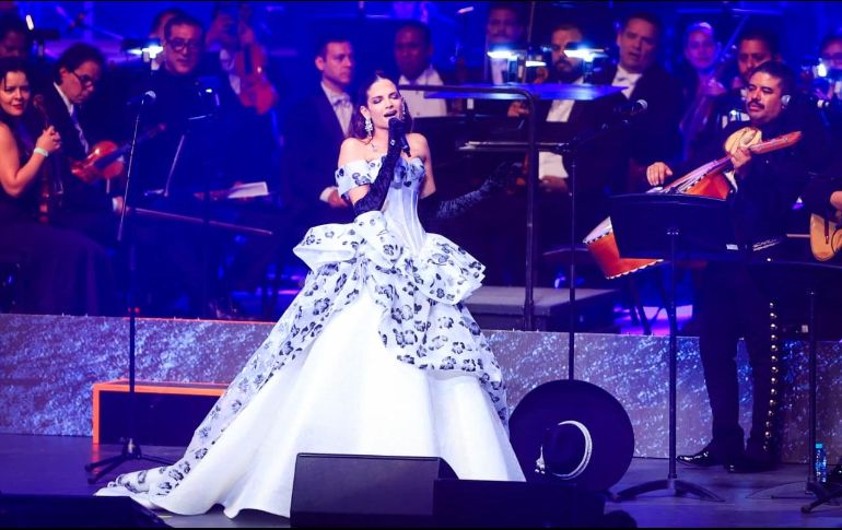 La cantante interpretó algunos de sus temas más conocidos y clásicos de la música mexicana ante el público tapatío. EL INFORMADOR/ J. Acosta