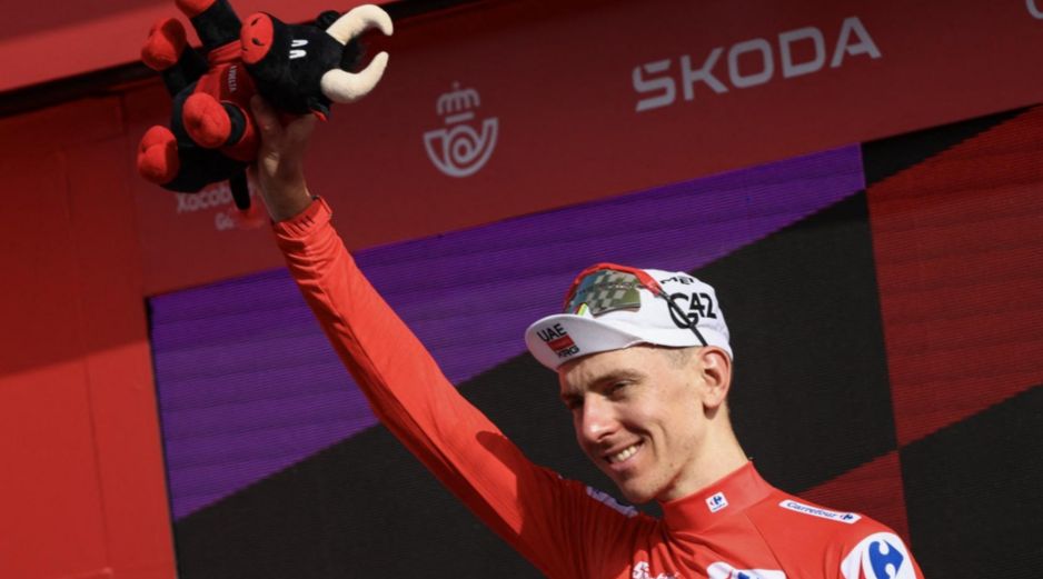 Tadej Pogačar durante su participación en la Vuelta a España, antes de la caída que puso fin a su temporada 2026. AFP / J. Lago