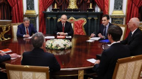El presidente de Rusia, Vladímir Putin, participa en una reunión con los emisarios de la Casa Blanca, Steve Witkoff y Jared Kushner. EFE/M. Metzel