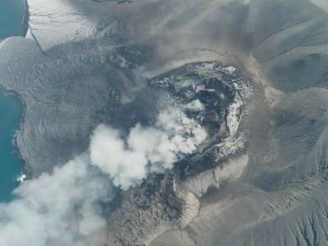 La actividad en estos aeropuertos de Indonesia tras la erupción del hijo de Krakatoa estará cancelada por un periodo indeterminado. ESPECIAL / Agencia Geológica de Indonesia