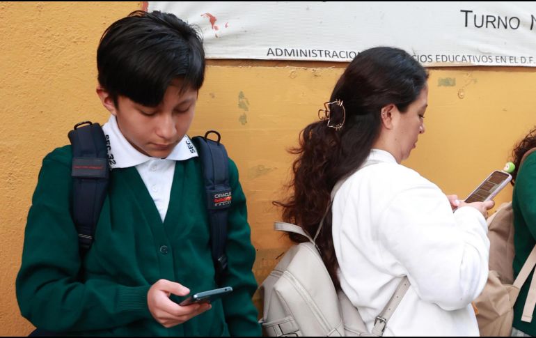 Un estudiante de secundaria usa un celular en Ciudad de México. EFE/ M. Guzmán